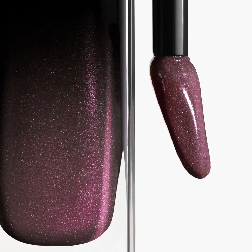 DER GLÄNZENDE FLUID-LIPPENSTIFT MIT LANGEM HALT