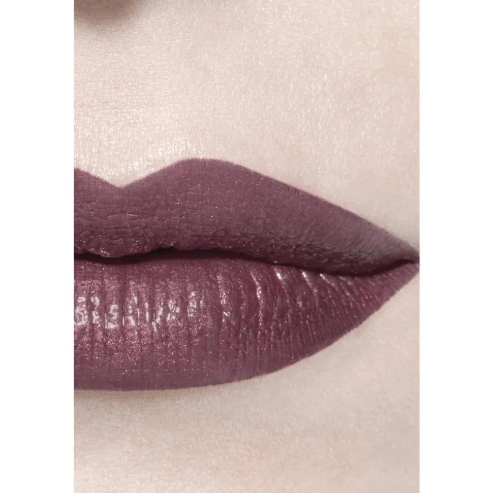 DER GLÄNZENDE FLUID-LIPPENSTIFT MIT LANGEM HALT