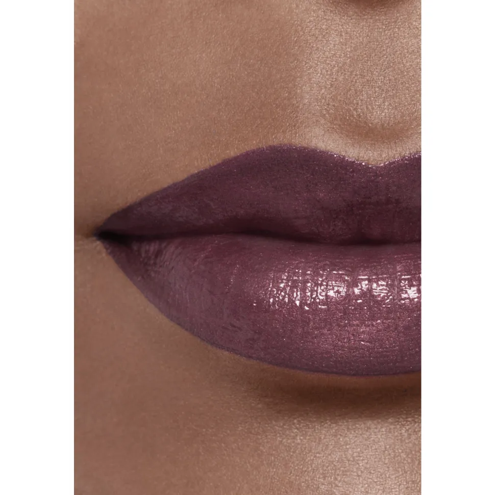 DER GLÄNZENDE FLUID-LIPPENSTIFT MIT LANGEM HALT
