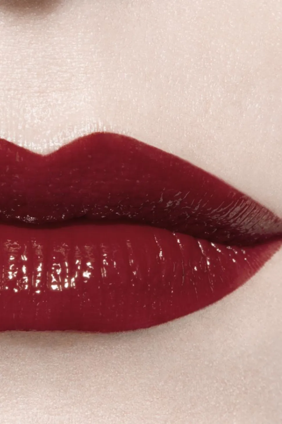 DER GLÄNZENDE FLUID-LIPPENSTIFT MIT LANGEM HALT