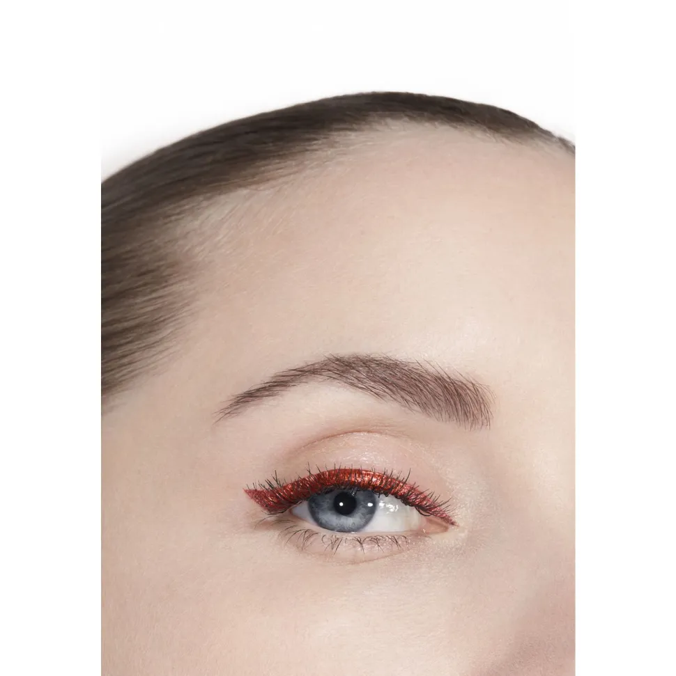 HOCHPRÄZISER FLÜSSIGER EYELINER ‒ LANGANHALTEND UND WASSERFEST